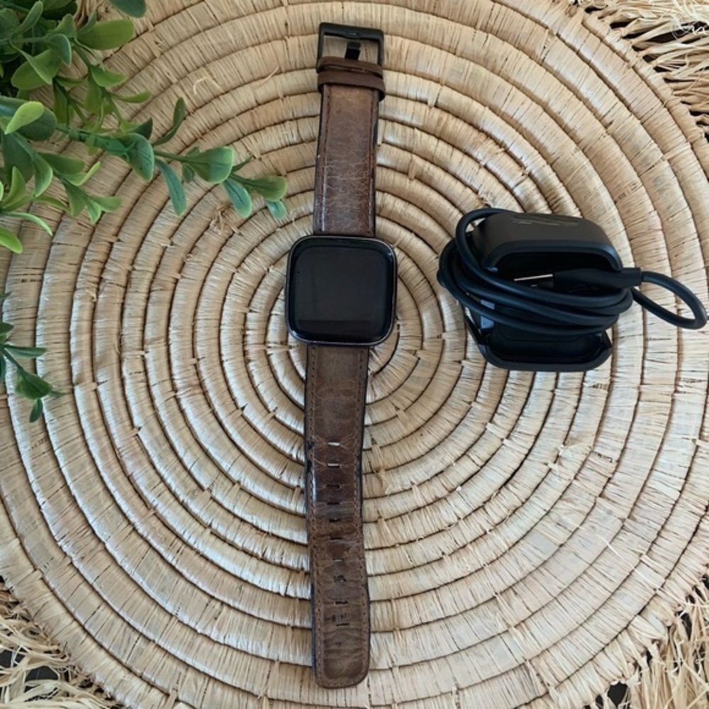 FITBIT‎ Versa 2 Smartwatch With Leather Band and Charger
